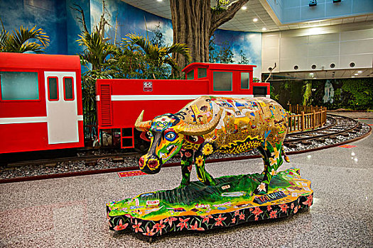 台湾桃园国际机场航站楼展示的台湾阿里山的小火车与阿里山的耕牛,花牛