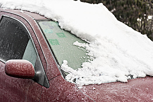 车窗上的积雪