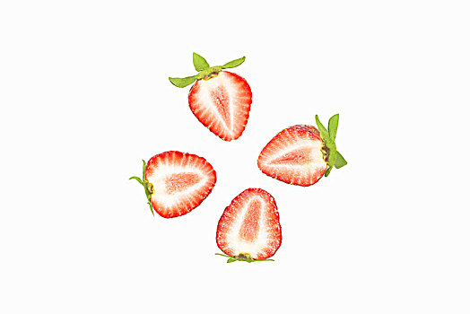 切开的草莓排列在白色的背景上