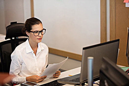 职业女性,拿着,看,笔记本电脑,年轻,读,坐,书桌,办公室