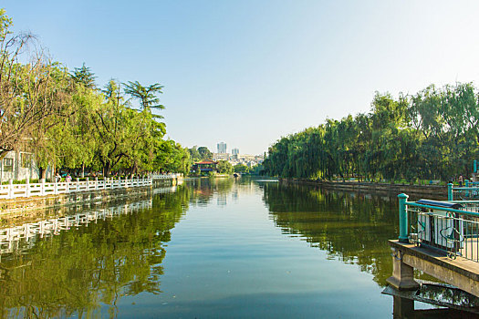 昆明翠湖公园清澈的湖水