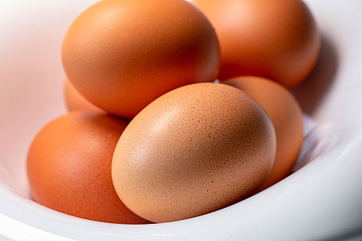 鸡蛋放在白色的瓷碗里