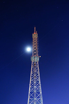 月夜映照下的铁塔