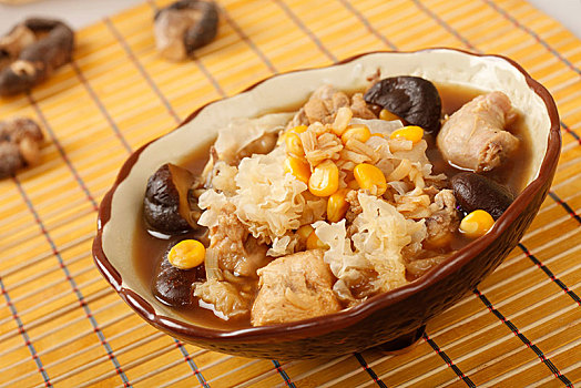 银耳粟米炖鸡汤