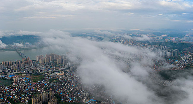 广西梧州,云雾缥缈景如画