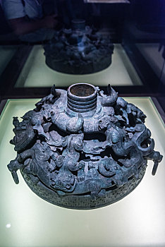 上海博物馆的春秋时期透雕蟠龙鼓座