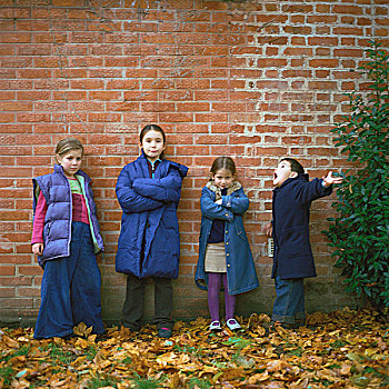 四个孩子,穿,外套,正面,砖墙,全身