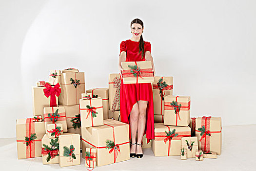 年轻,女人,头像,红裙,一堆,圣诞礼物,递给,圣诞节,包裹