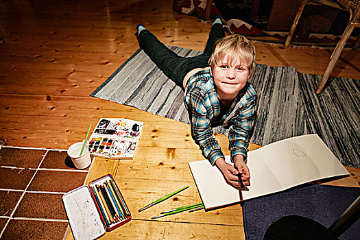 男孩,躺着,地面,水彩,颜料,速描板