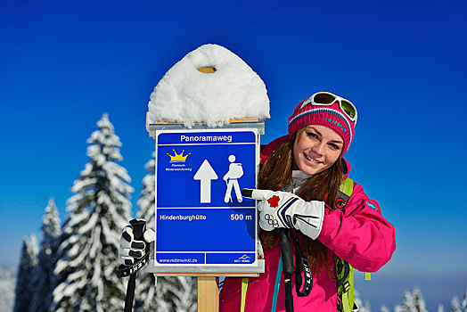 女人,标识,全景,小路,冬天,雪鞋,旅游,徒步旅行,齐姆高,巴伐利亚,上巴伐利亚,德国,欧洲