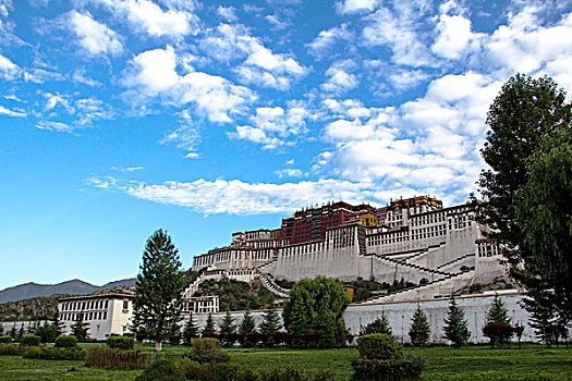 中国西藏蓝天白云下的布达拉宫