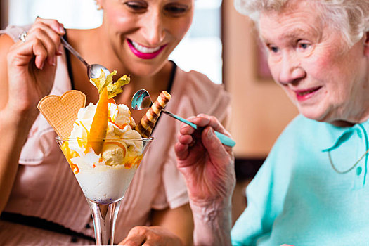 祖母,少妇,吃,冰淇淋