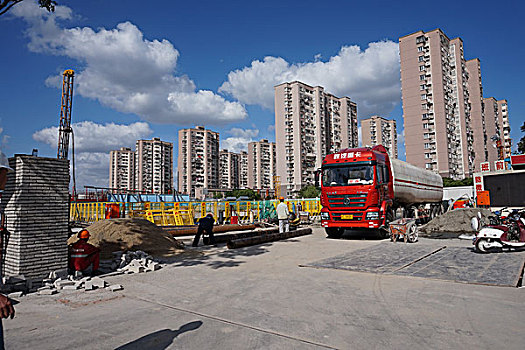 上海浦东新区沪南路段正在建设的地铁十三号线施工现场