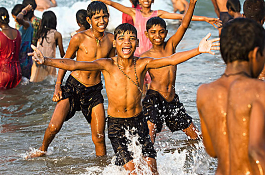 印度,男孩,玩,水中