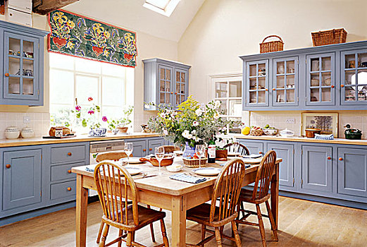 蓝色,柜厨,木桌子,椅子,木地板,桌面布置,插花