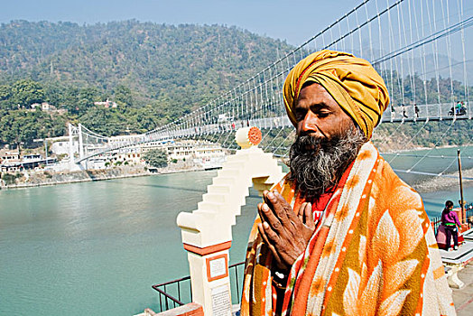 特写,苦行僧,祈祷,吊桥,背景,恒河,里虚克虚,地区,北阿坎德邦,印度