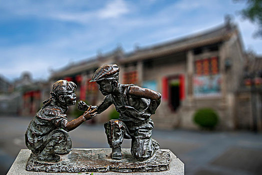 广东广州市沙面步行街青铜雕塑,石头,剪子,布
