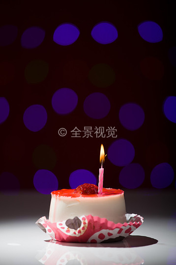生日蛋糕,生日快乐,蛋糕,红色,模糊背景,蜡烛