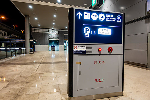 日本关西国际机场的方向指示牌