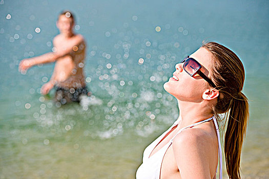 女人,比基尼,日光浴,海洋,海滩,溅,水