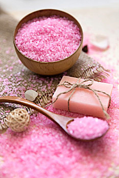 放在桌子上的粉色浴盐,手工皂