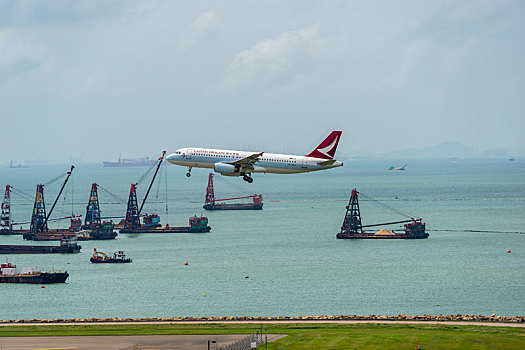 一架国泰港龙航空的客机正降落在香港国际机场