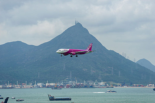 一架日本乐桃航空的民航客机正降落在香港国际机场