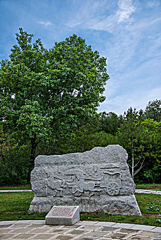陕西延安黄帝陵印池公园湖畔雕塑-----指南车记里鼓车