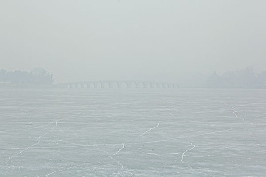 雾霾中的桥