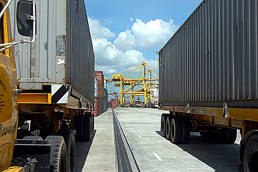 拖车,卡车,室内,海港,右边,堤岸,河,航海,英里,海岸线,湾,孟加拉,一个,两个,海洋,港口,出口贸易,进口