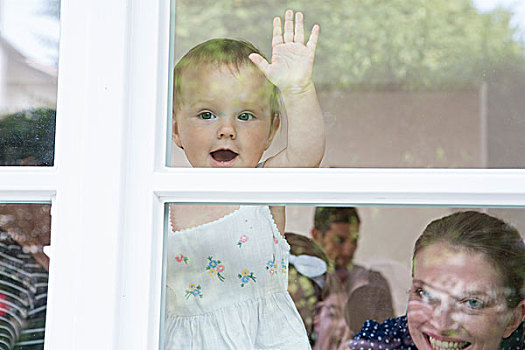 女婴,母亲,望向窗外