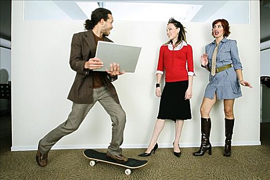 商务人士,拿着,笔记本电脑,骑,滑板,过去,两个,职业女性
