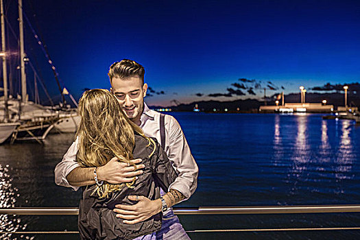 情侣,搂抱,港口,萨丁尼亚,意大利