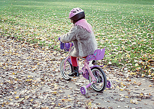 小女孩,骑自行车,秋日风光,后视图