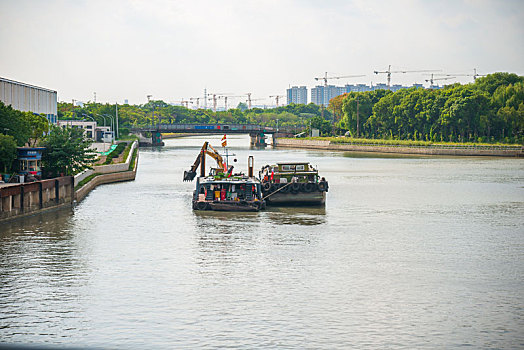河道中的清污船