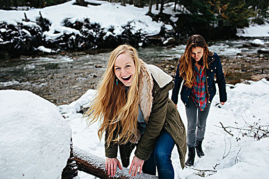 两个女人,走,雪,河