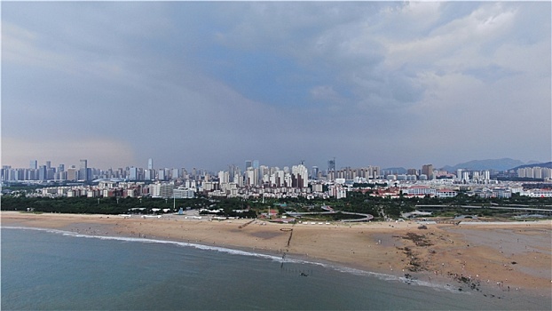 山东省日照市,海边乌云密布山雨欲来,雷阵雨转眼即到