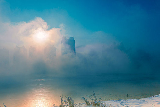 冬天大雾中隐现的城市