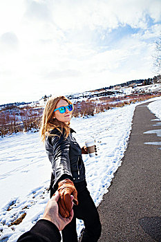 女人,拿着,男朋友,手,漫步,雪中,遮盖,风景
