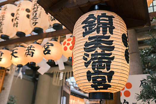 日本京都锦天满宫入口和悬挂的纸灯笼