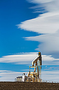抽油机,山,生动,云,蓝天,艾伯塔省,加拿大