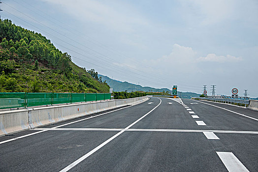 山谷中的高速公路