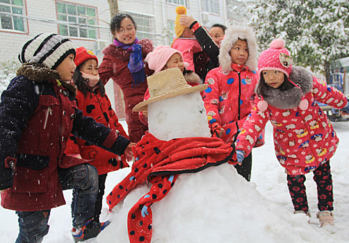 雪中的孩子真快乐