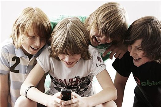 四个男孩,玩,手机