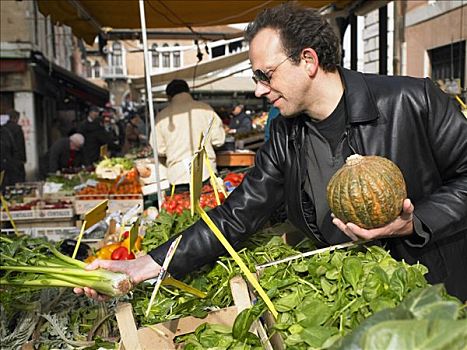 男人,选择,蔬菜,市场,威尼斯,意大利