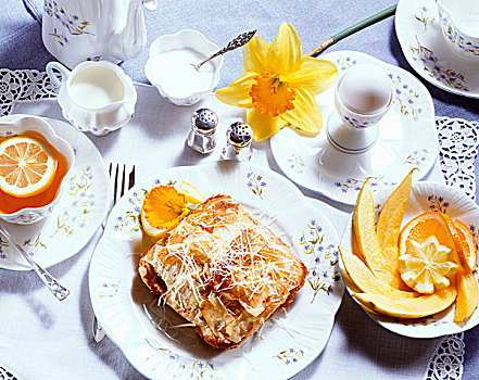 早餐糕点,煮蛋,柑橘,茶,俯视