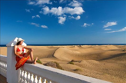 坐,女人,栅栏,看,沙丘,大卡纳利岛,西班牙