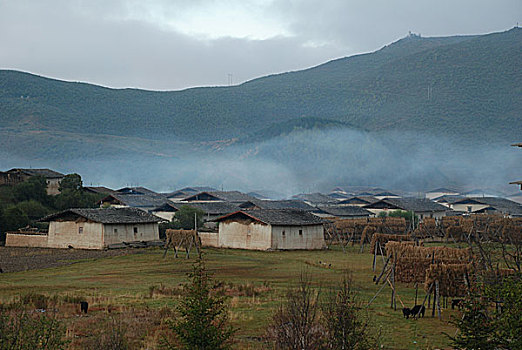 炊烟袅袅的藏族村落