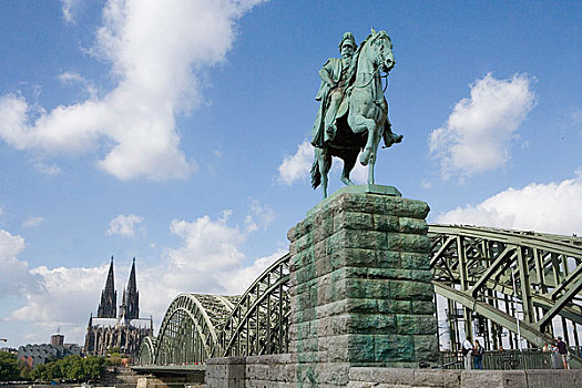 德国科隆大教堂前的桥上雕塑
