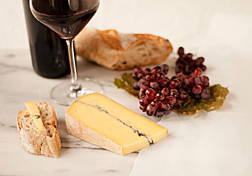 蓝纹奶酪,面包,葡萄,红酒